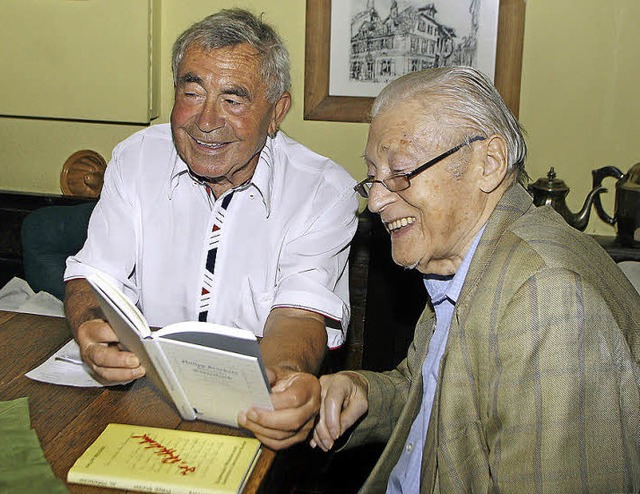 Joachim Heil (links) und Fritz Leonhar...r, das im Lahr Verlag erschienen ist.   | Foto: Heidi Fssel