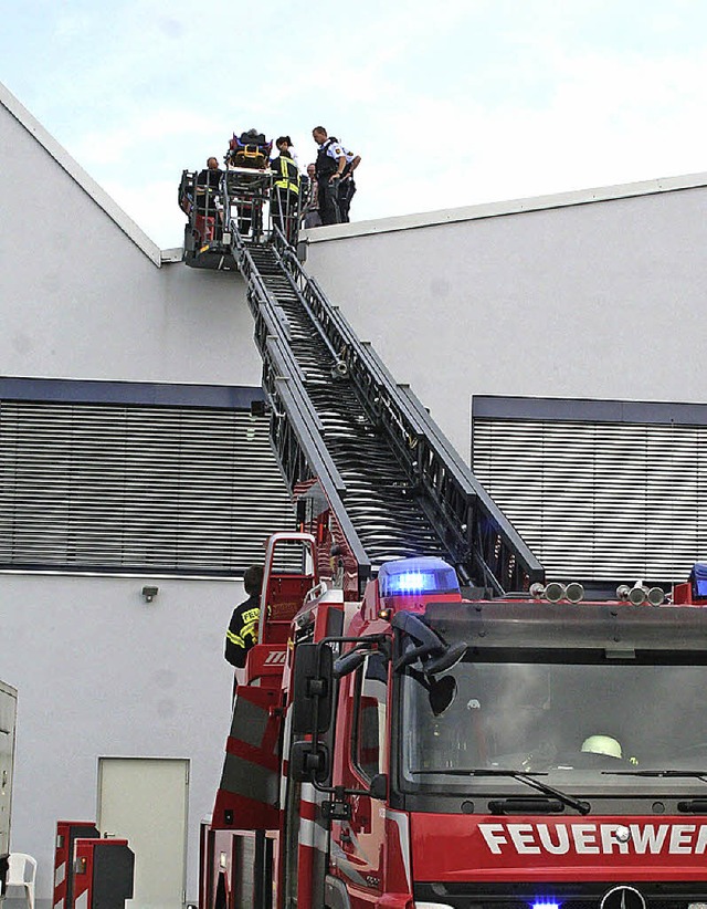 Sehr schwierig war die Rettung des Verletzten vom Dach.   | Foto: cremer