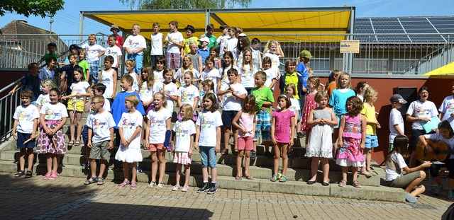 Einen groen Chor der  Schler  gab es...er  Egringer Grundschule  zum Auftakt.  | Foto: Marco Schopferer
