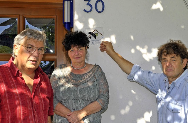 Rudi Apel, Vorsitzender der Nabu-Ortsg...Schwalbenfreundliches Haus&#8220; aus.  | Foto: kirsten Lux