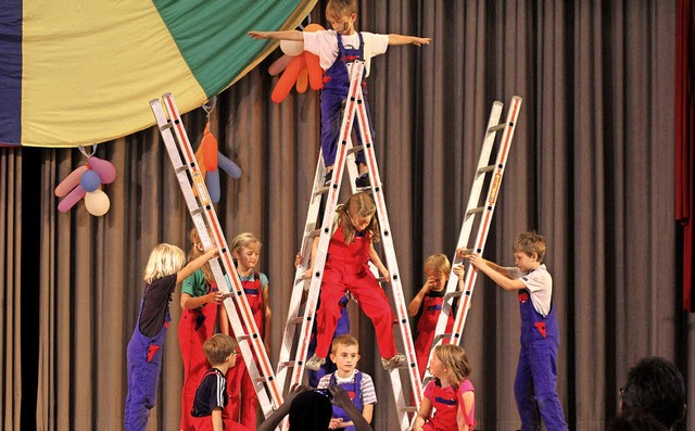 Gelungene Akrobatik an der Schnbergschule   | Foto: Frowalt Janzer