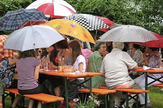 Pfarrgartenfest trotzt dem Regen – solange es geht