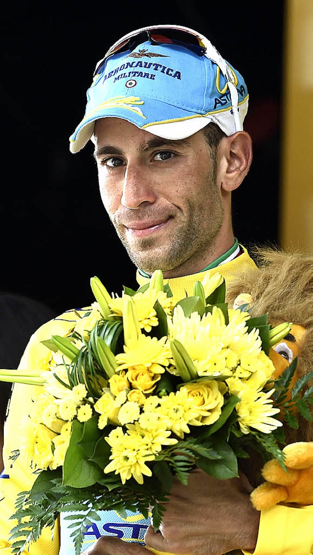 Gelbe Blumen und Gelbes Trikot fr Vincenzo Nibali   | Foto: AFP