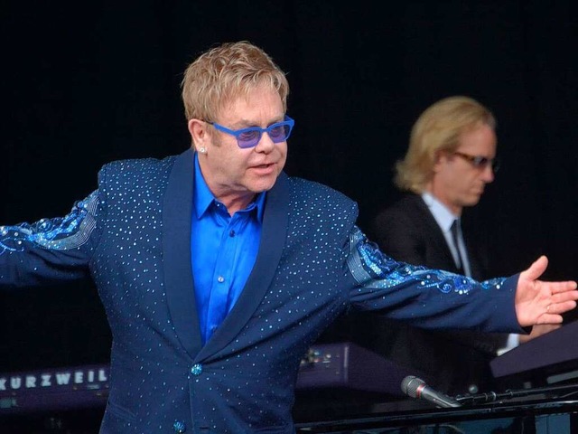 Elton John mit Glitzersteinchen in Lrrach  | Foto: Barbara Ruda