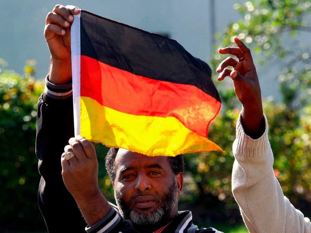 Angekommen im sicheren Deutschland &#8...t den steigenden Zahlen nicht Schritt.  | Foto: dpa