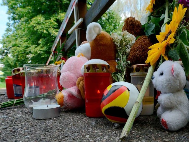 Kuscheltiere, Grablichter, Blumen, ein... der Achtjhrige gefunden &#8211; tot.  | Foto: dpa
