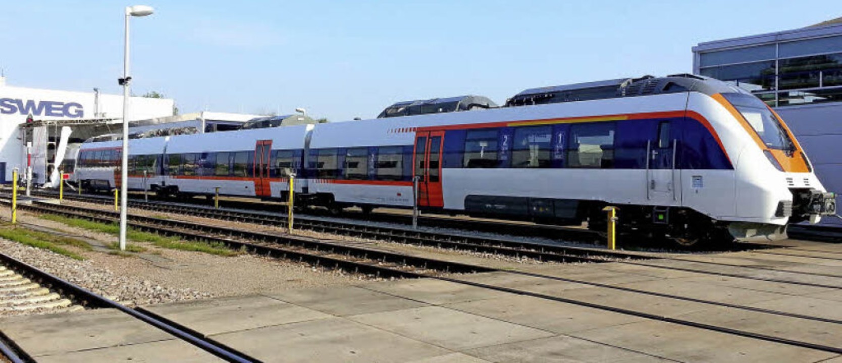 Ein Elektro-Triebzug vom Typ &#8222;Ta... im Juli 2013 am Bahnhof in Endingen.   | Foto: Martin Wendel