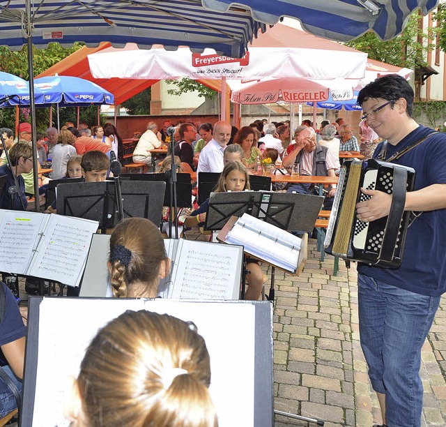 Wyhl. Das Schler- und Jugendorchester beim  Musikvortrag.  | Foto: Roland Vitt