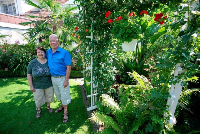 Reinhilde und Willi Khne in ihrem Garten  | Foto: Bastian Henning