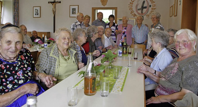 Seniorinnen und Senioren aus allen dre... in Schweighausen gemeinsam am Tisch.   | Foto: Heidi Fssel