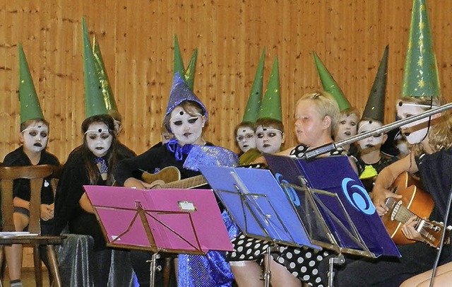 Die Kindergitarrengruppe  von Marion S...rffnete das Schulfest im Musikerheim.  | Foto: Gerhard Wiezel