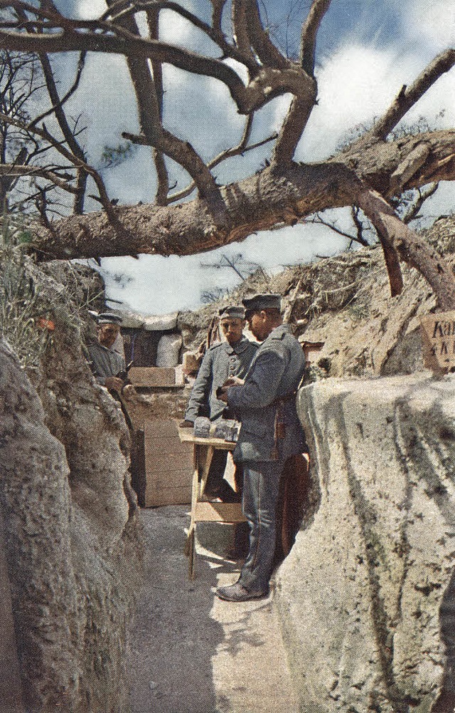 Kantine in einem deutschen Schtzengra...Ersten Weltkrieg von Hans Hildenbrand   | Foto: TASCHEN (LVR Landesmuseum Bonn)