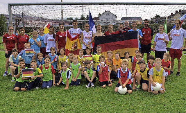Die Freiburger Fuballschule und die H...em Teil der Hellbergschulmannschaften.  | Foto: Paul Schleer