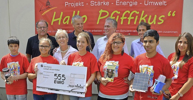 Hallo Pfiffikus: Das Projekt der Schil...Energielotsen bei der Spendenbergabe.  | Foto: Peter gerigk