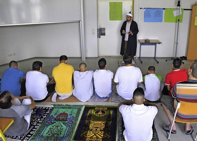 Gemeinsame Gebetsstunde: Imran Schrte...mit den Gefangenen in der JVA Freiburg  | Foto: Thomas Kunz