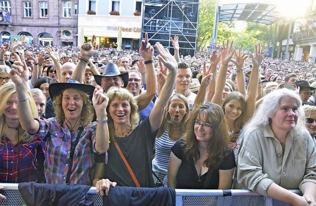 BossHoss-Fans auf dem Marktplatz  | Foto: Barbara Ruda