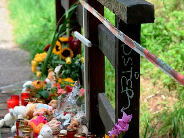 An der Brcke, wo der Junge gefunden w..., Blumen, einen Ball und ein Kreuz ab.  | Foto: dpa
