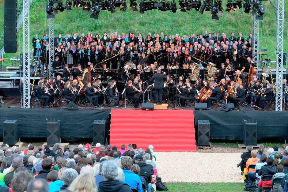 260 Musiker und Sänger aus dem Hochschwarzwald in Aktion vor und später mit Gary Mullen and the Works. (Foto: Philippe Thines) 260 Musiker und Sänger aus dem Hochschwarzwald in Aktion vor und später mit Gary Mullen and the Works. (Foto: Philippe Thines)