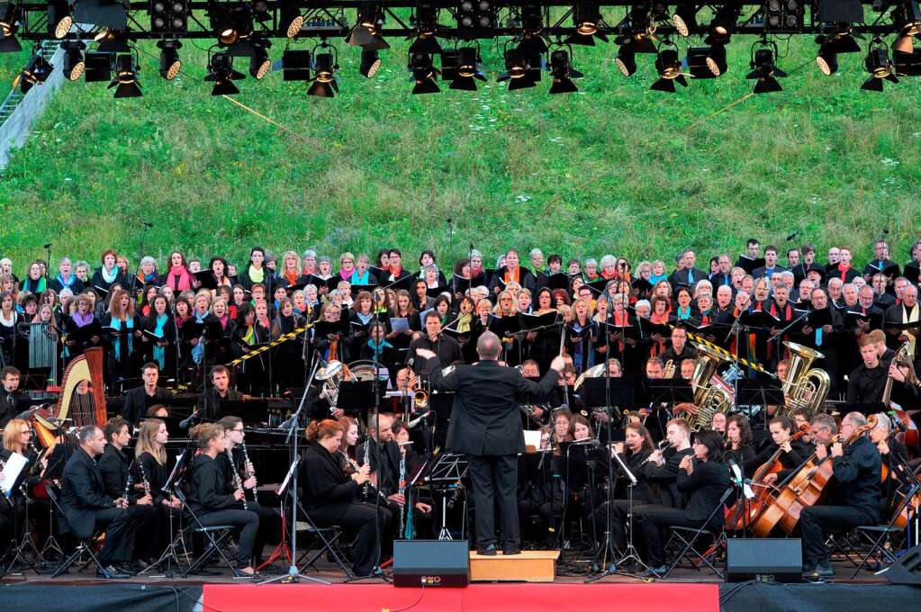260 Musiker und Snger aus dem Hochschwarzwald in Aktion vor und spter mit Gary Mullen and the Works.