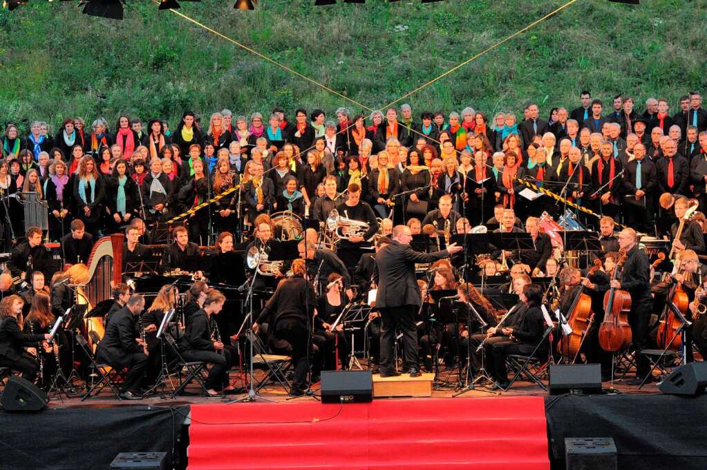 260 Musiker und Snger aus dem Hochschwarzwald in Aktion vor und spter mit Gary Mullen and the Works.