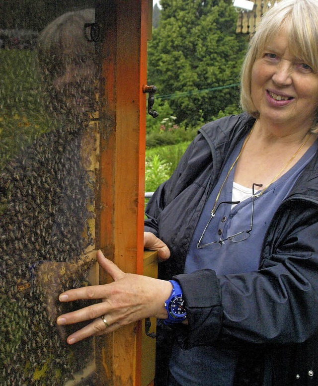 Die von der Landesanstalt fr Bienenku...hzucht einer Knigin durch den Schwarm  | Foto: Karin Stckl-Steinebrunner