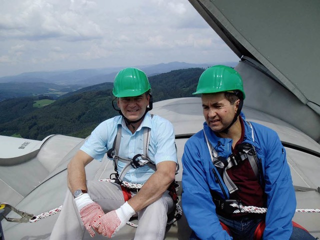 Landrat Frank Scherer (links) und Geor...er Gondel der Windenergieanlage Platz.  | Foto: Landratsamt