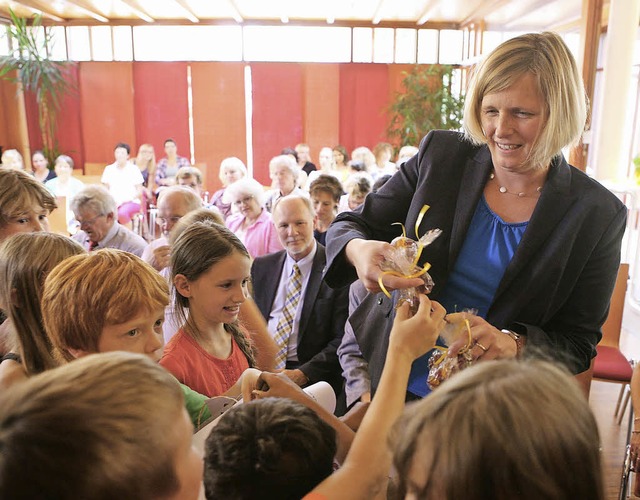 Silke Siegmund wird mit Abschiedsgeschenken berhuft.   | Foto: Bastian Henning