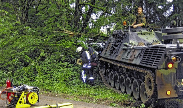 Unflle mit Panzerfahrzeugen sind zwar... Probe hat sie den Einsatz trainiert.   | Foto: Feuerwehr