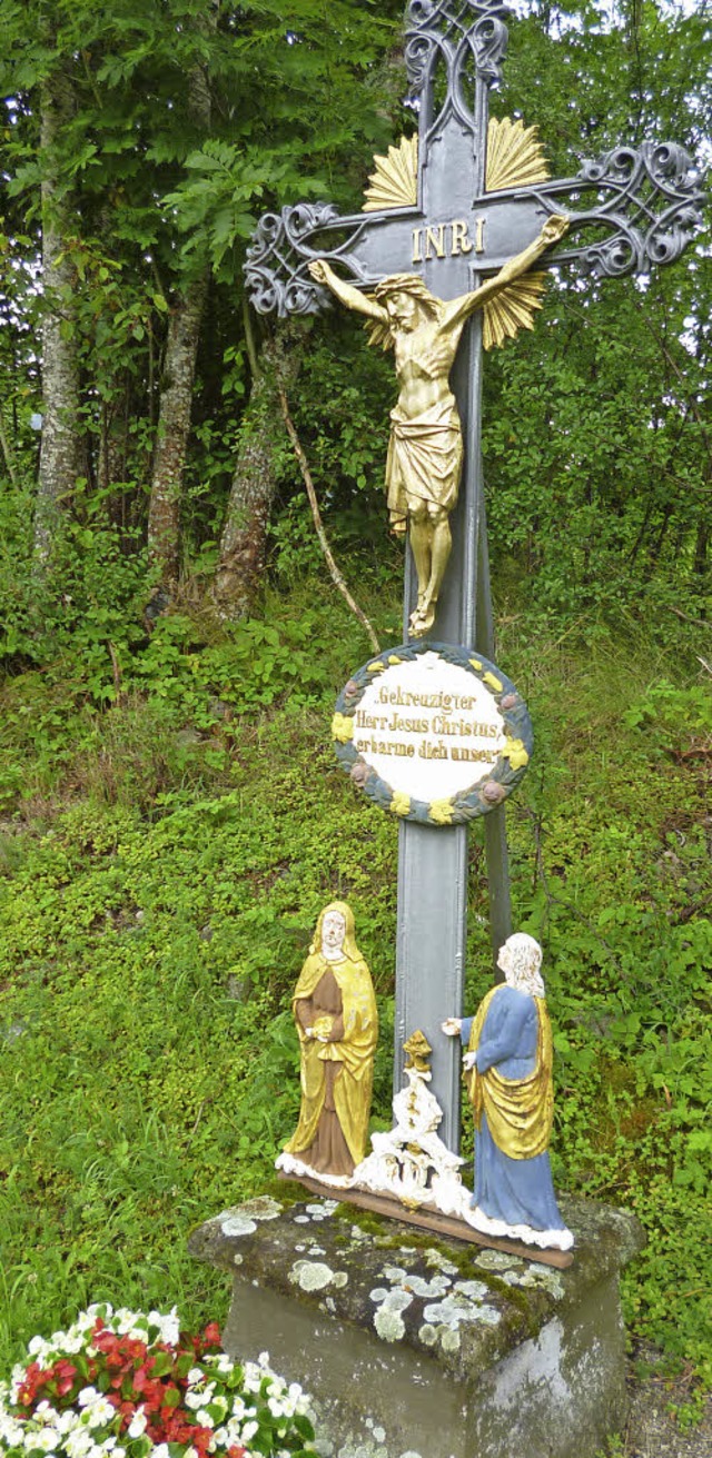 Farbenfrohes Kreuz am Friedhof in Schlageten.   | Foto: Thomas Mutter