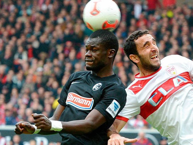 Fallou Diagne (links), hier im Kopfballduell gegen Stuttgarts Molinaro.  | Foto: dpa