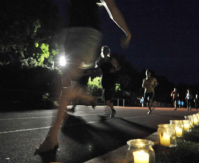 Laufen bei Kerzenlicht:  der 24-Stunde...rechte  im Seeparkstadion im Jahr 2012  | Foto: Michael Bamberger