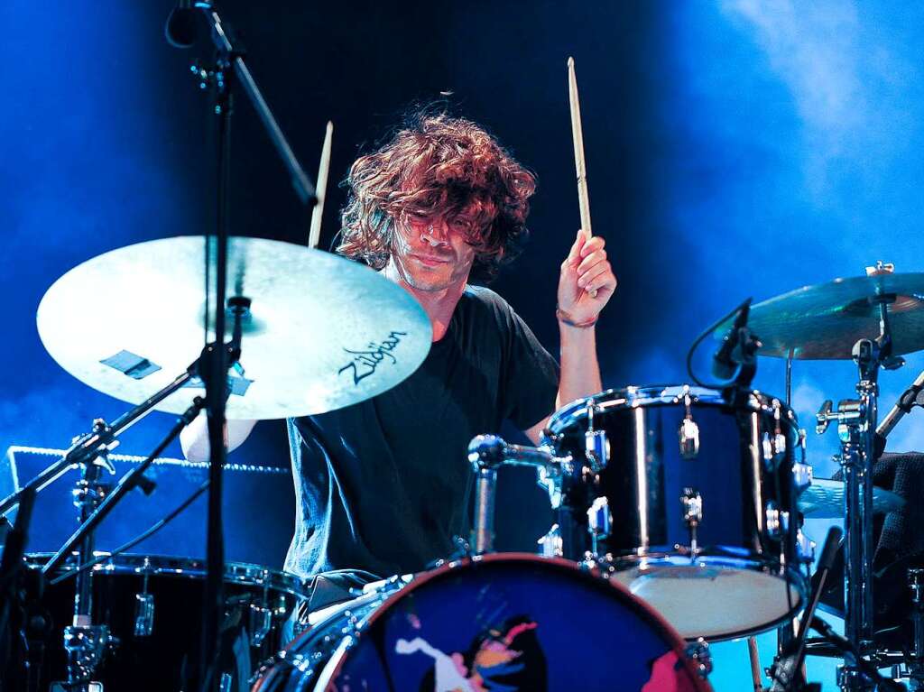 Schlagzeuger Adam Falkner wirbelt mit den Drumsticks.