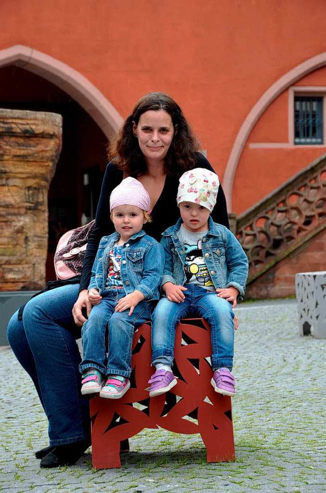 Melanie Nadeau mit ihren Tchtern Alisa (links) und Lara   | Foto: Julia Dreier