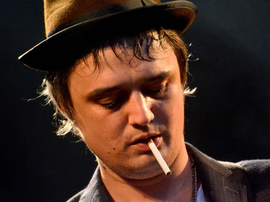 Pete Doherty mit seinen Markenzeichen: Hut und Zigarette.