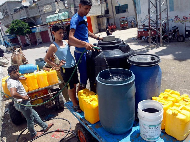 Viele Palstinenser nutzen die zwlfst...ch mit Nahrung und Wasser einzudecken.  | Foto: AFP
