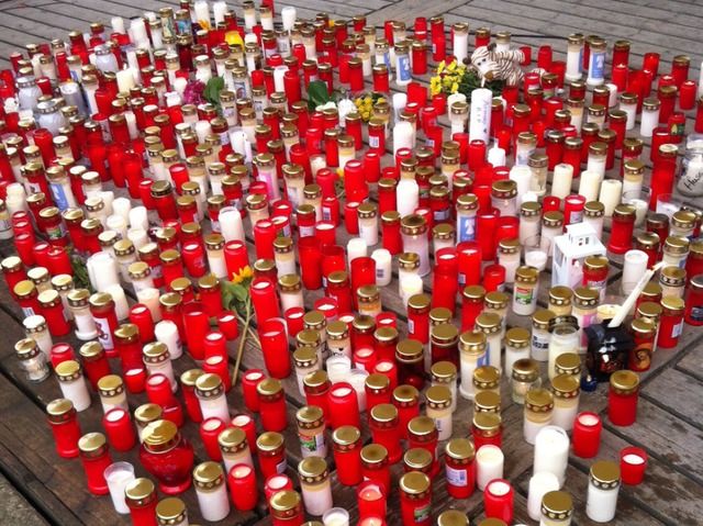 Kerzen als Zeichen der Anteilnahme und... um den getteten achtjhrigen Armani.  | Foto: Simone Lutz