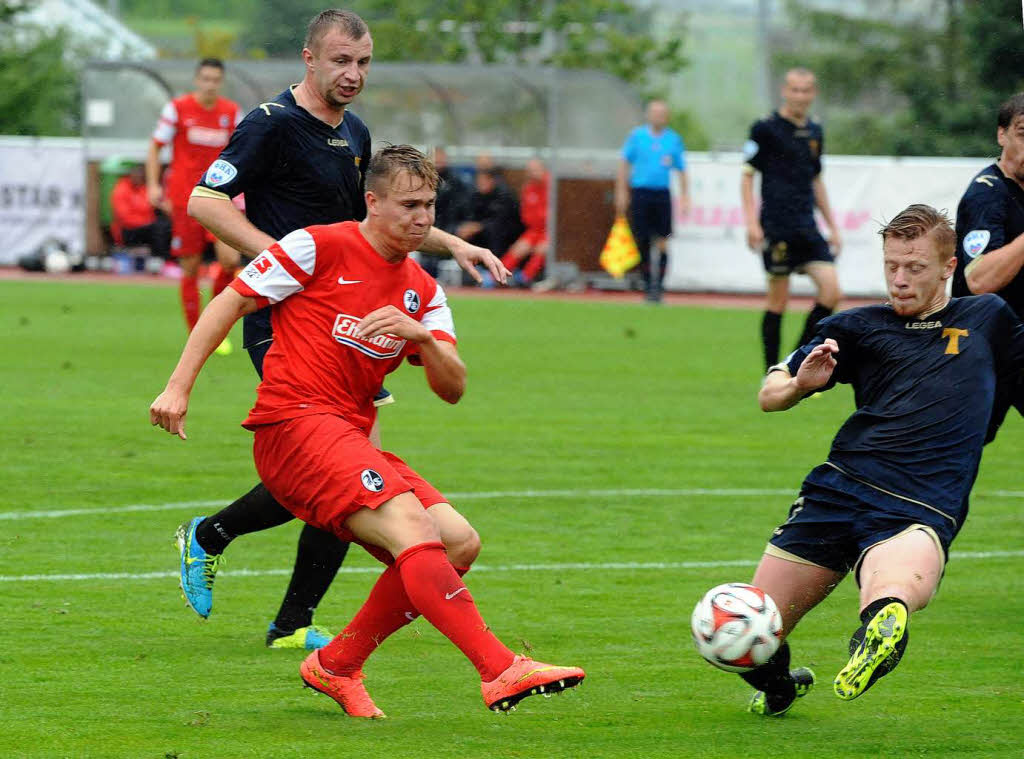 Felix Klaus verteidigt gegen zwei Spieler von Torpedo Moskau.