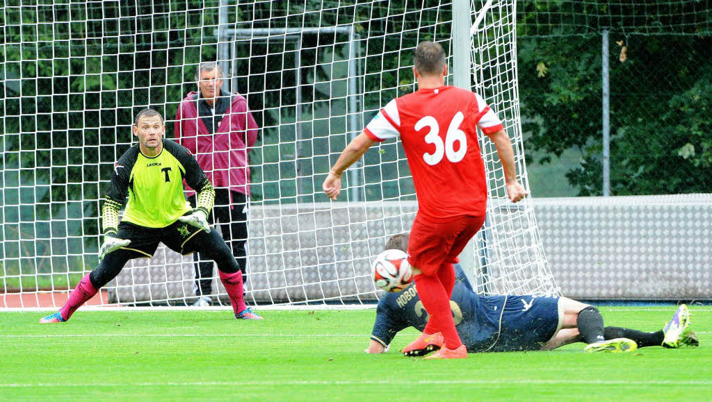 Felix Klaus hat das 1:0 fr den SC Freiburg auf dem Fu, kommt aber nicht zum Abschluss.