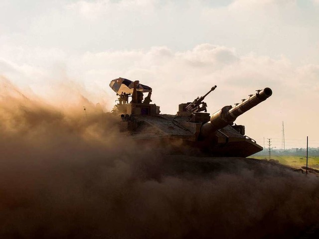 Nach Raketenbeschuss aus dem Gazastrei... den Angriff auf die Hamas wieder auf.  | Foto: dpa