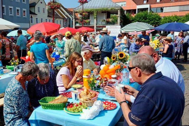 Lahrer Brger brunchen auf dem Marktplatz