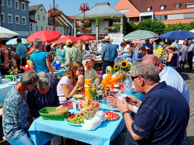 Brger feiern gemeinsam auf dem Marktplatz.  | Foto: Klaus Schweizer