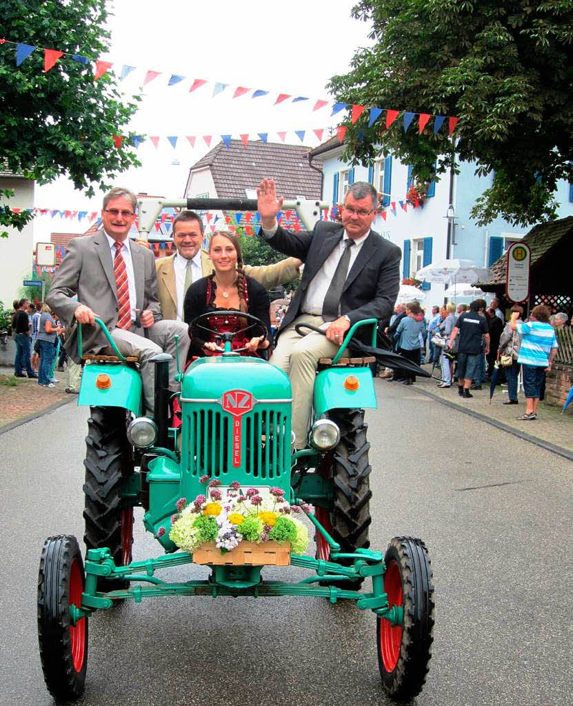 Weinprinzessin Sarah Fehernbach  am Steuer, flankiert von Ortsvorsteher Franz Pfeffer, Rolf Steinle und Brgermeister Matthias Guderjan (von links).