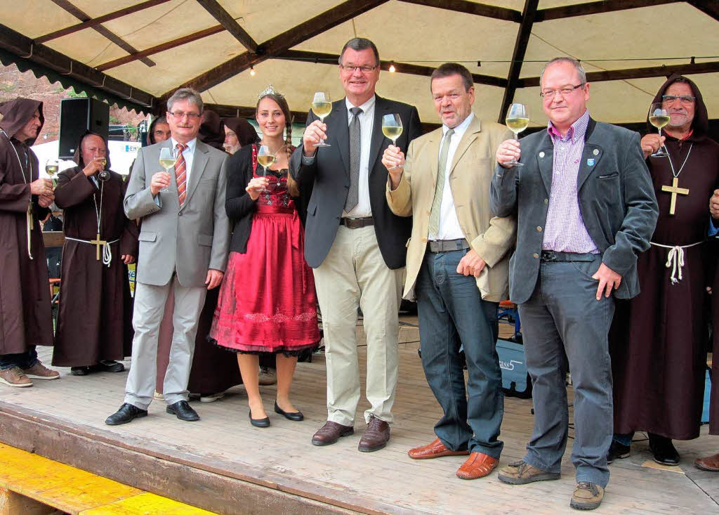 Festauftakt: Von links Ortsvorsteher Franz Pfeffer, Weinprinzessin Sarah Fehrenbach, Brgermeister Matthias Guderjan, Rolf Steinle und der Alpirsbacher Brgermeister Reiner Ullrich.