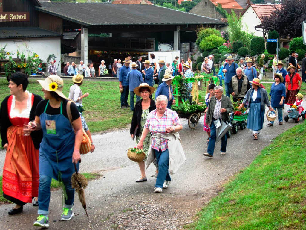Der groe Winzerumzug und zahlreiche Gste nhern sich der Festwiese.