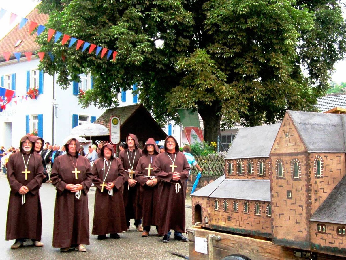 Dabei im Festumzug: „Alpirsbacher Mnche“ mit ihrer beeindruckenden romamischen Kirche.