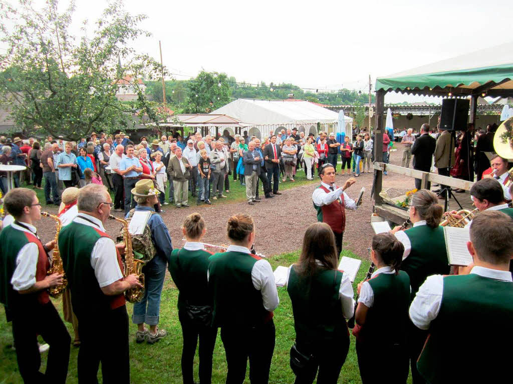 Zur Erffnung des 20. „Nordweiler Weinfestes“ spielen die Nordweiler Musiker unter Dirigent Zsolt Sandor auf.