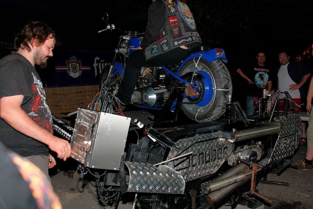 Alain Anhorn, in Endingen auch unter dem Spitznamen „’s Elend“ bekannt, mit der Harley, mit der er eine ganze Serie Bierflaschen ffnet.