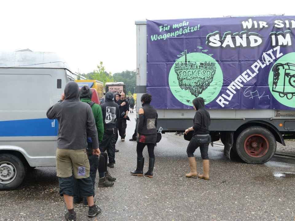 Wagenburgler besetzten ein Gel�nde in ...am Abend r�umte die Polizei den Platz.  | Foto: Rita Eggstein