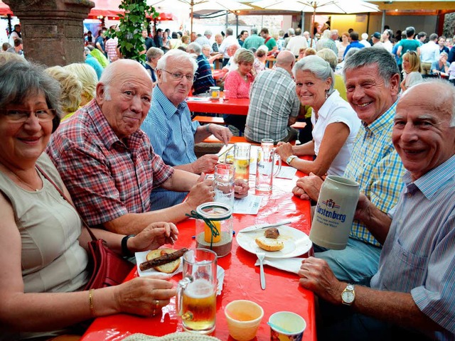 Gesellige Begegnungen beim Schlossfest.   | Foto: Gerhard Lck