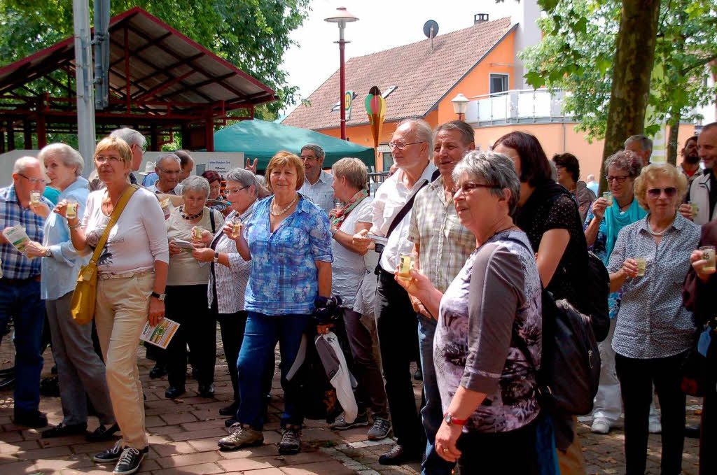Dorffest Wallbach: Eine 45-kpfige Reisegruppe um Fridolin Hauser konnte Ortsvorsteher Fred Thelen am Dorffestsonntag begren.